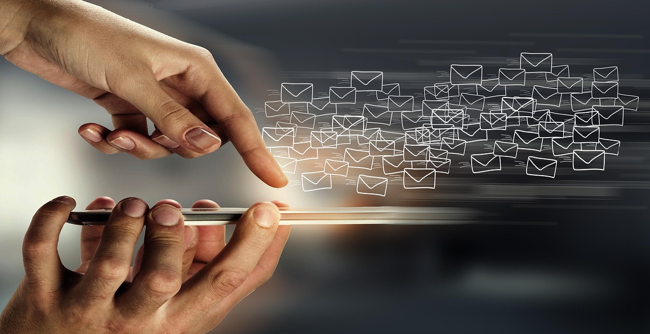 Un smartphone d'où s'échappent des icônes d'enveloppes, illustrant l'envoi et la réception d'e-mails.