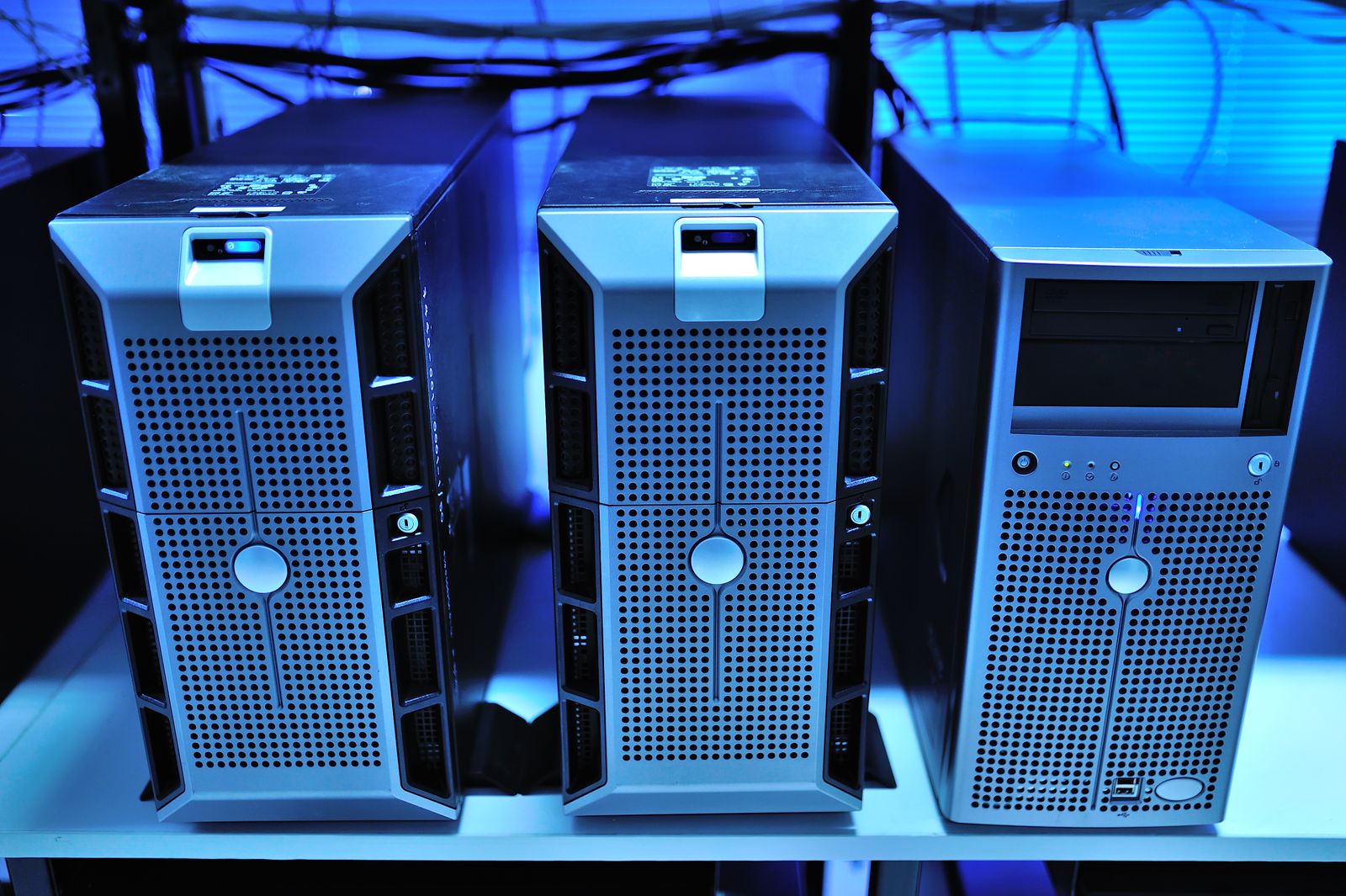 Rack-montierte Servereinheiten in einem Rechenzentrum. Immutable Distributionen sind auf Servern und in Containern beliebt, wo eine read-only-Basis und identische, reproduzierbare Images eine Flotte leichter vertrauenswürdig machen.