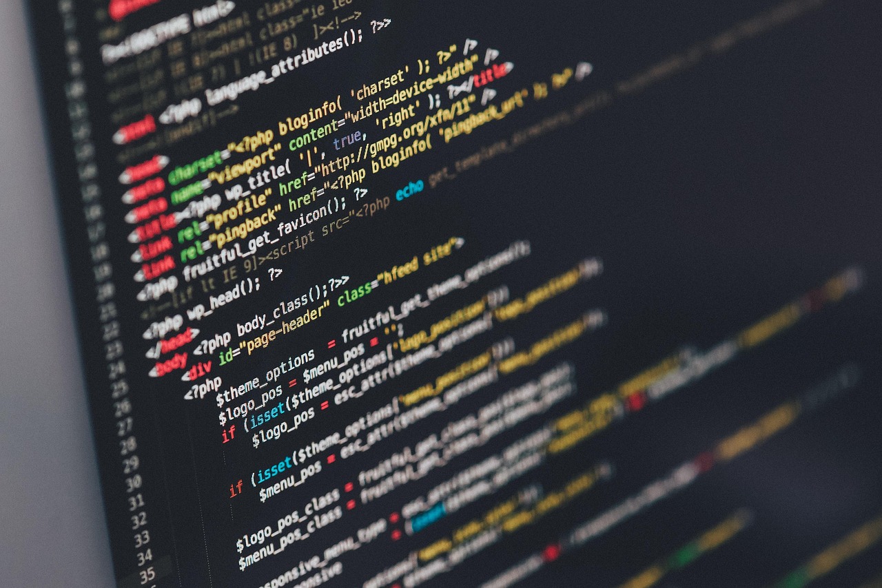 Quellcode auf einem dunklen Bildschirm