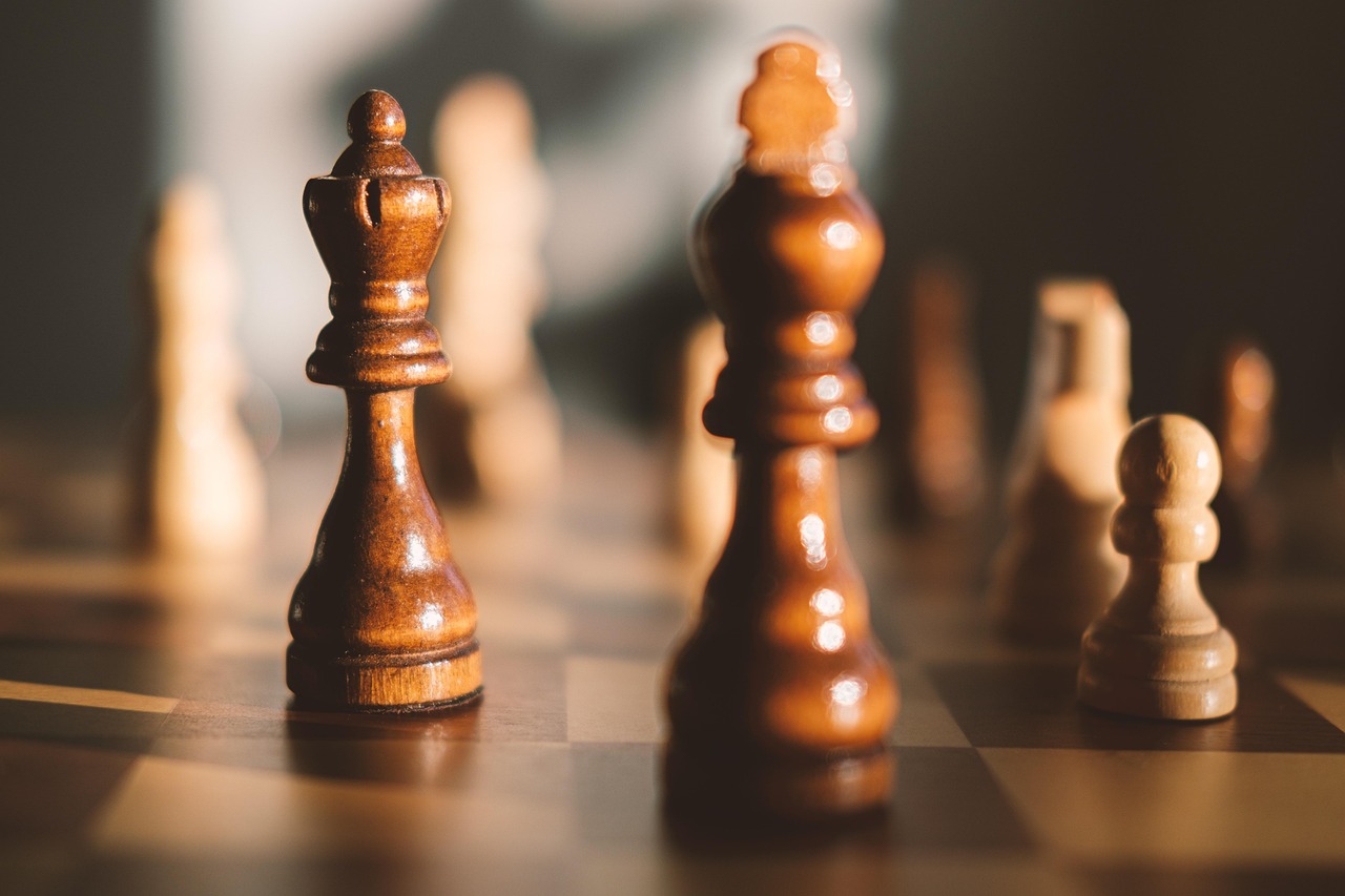 Pièces d'échecs disposées sur un échiquier, prêtes pour la partie