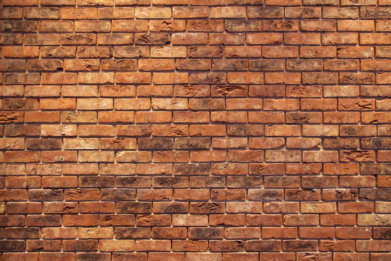Un mur de briques rouges plein - le terme « pare-feu » vient d'un mur réel construit pour empêcher un incendie de se propager d'une partie d'un bâtiment à l'autre.